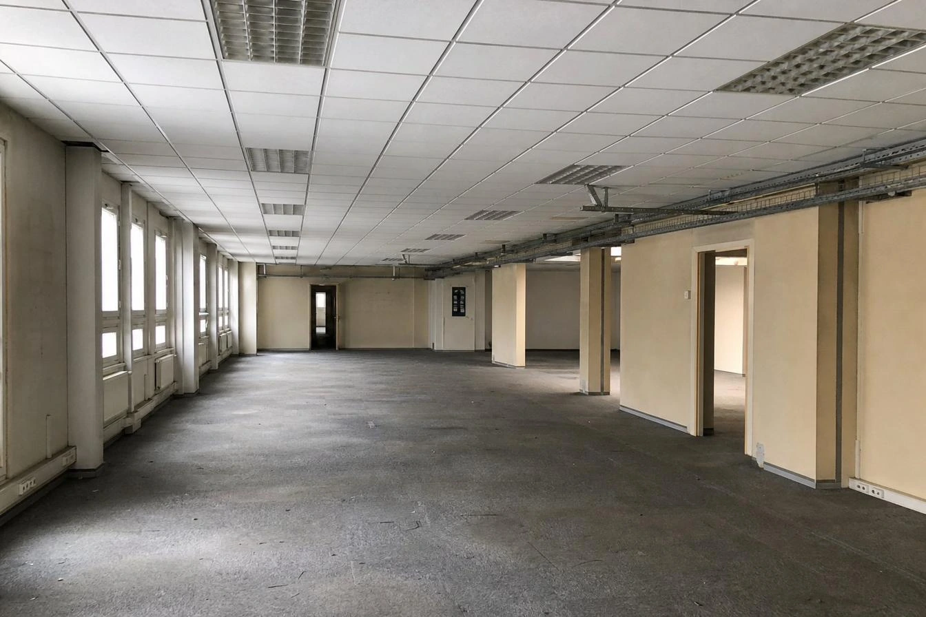 Avant — plateau de bureaux vétuste
