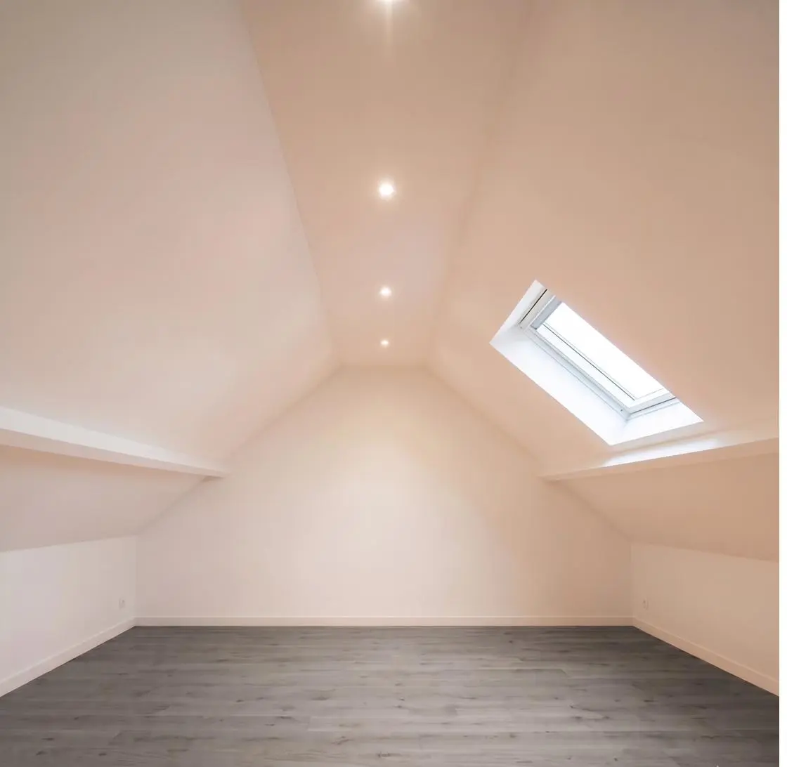 Après — combles aménagés, plaquisterie et Velux